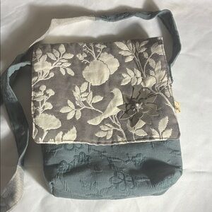 Piece of thread brand cloth shoulder bag.